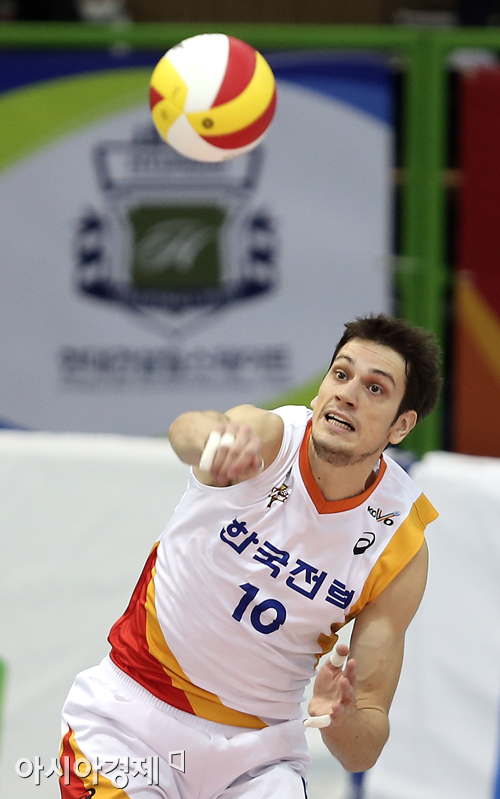 [포토] 밀로스 '힘찬 서브~'