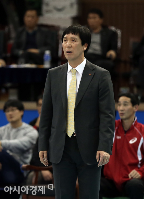 [포토] 경기 지켜보는 신영철 감독