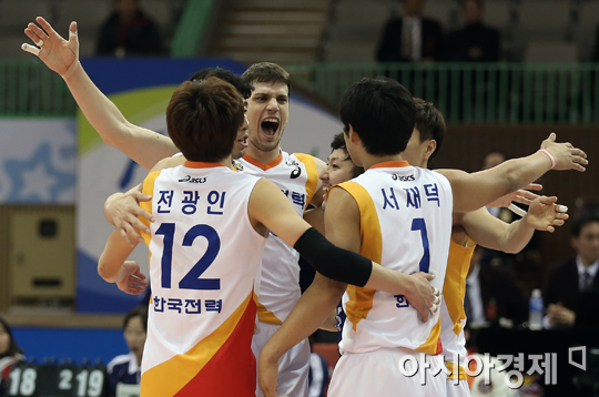 [포토] 득점에 환호하는 한국전력