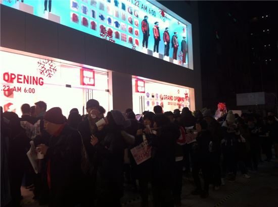 [포토]"아이폰 만큼 인기" 유니클로 히트텍 줄서기 '대박'