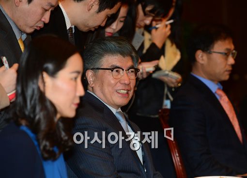 [포토]밝은 표정의 김중수 한국은행 총재 