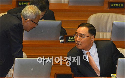 [포토]의견 나누는 정홍원·현오석