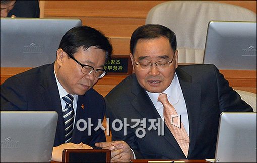 [포토]의견 나누는 정홍원·이동필