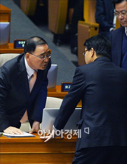 [포토]머리 맞댄 정홍원·윤상현