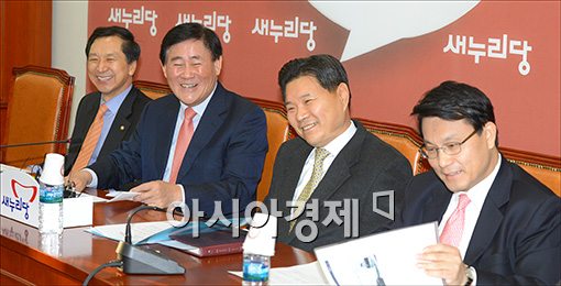 [포토]활짝 웃는 새누리당 지도부