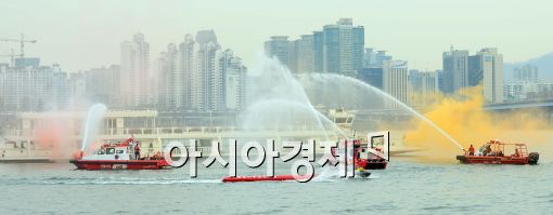 [포토]한강에서 벌어진 소방훈련