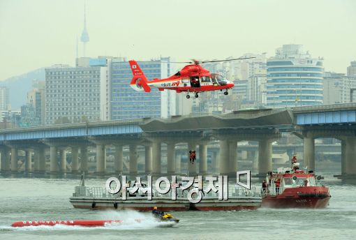 [포토]한강에서 펼쳐진 헬기 구조 훈련