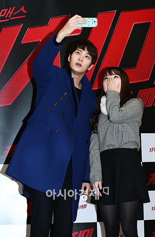 [포토]주원과 셀카찍는 여성팬 '계 탔네'