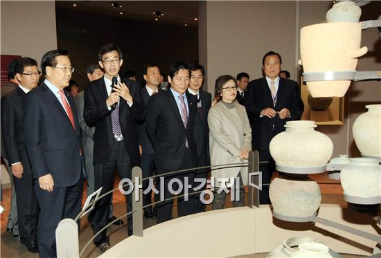 [포토]국립나주박물관 유물 살펴보는 박준영 전남지사