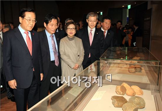 [포토]국립나주박물관 유물 살펴보는 박준영 전남지사