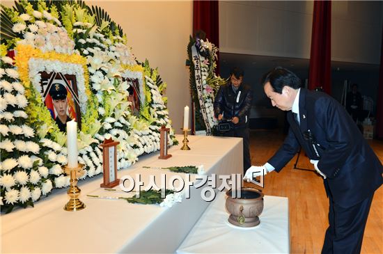 [포토]연평도 포격도발 3주기 분향하는 강운태 광주시장