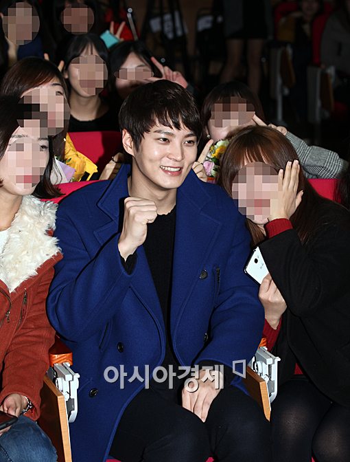 [포토]주원, 여대생과 다정한 포즈