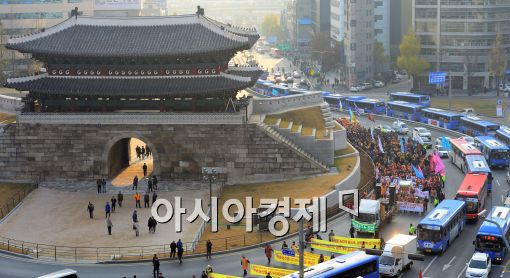 [포토]남대문 지나가는 뿔난 농민들