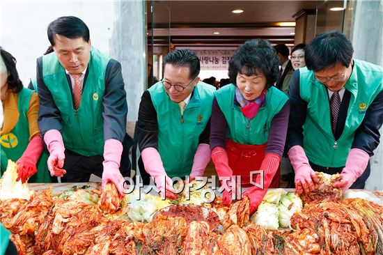 [포토]광주동구새마을회 불우이웃돕기 김장김치 전달