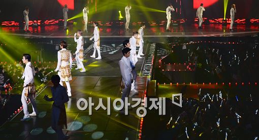 [포토]팬들과 호흡하는 제국의아이들