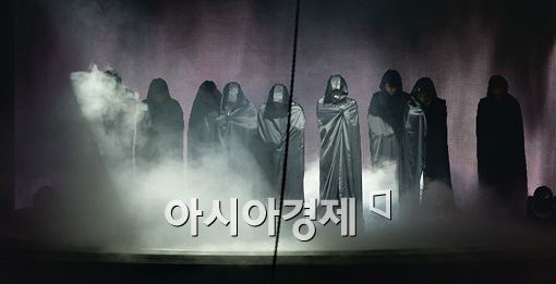 [포토]제국의아이들, 독특한 오프닝 무대~