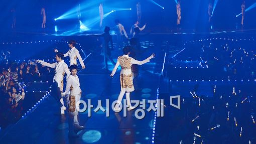 [포토]팬들에게 다가가는 제국의아이들