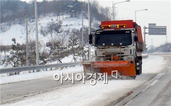 고창군, 겨울철 폭설대비 대형 제설용 살포기 구입