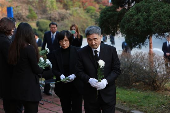故 서정우 하사의 추모식에서 고인의 부모인 서래일·김오복씨가 헌화하고 있다.<사진제공=단국대>