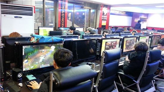 지난 24일 저녁 8시 서울 금호역 인근의 한 PC방에서 중고생들이 온라인 게임을 즐기고 있다. 