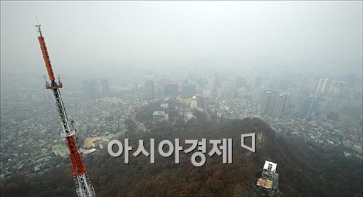 ▲ 24일, 미세먼지로 인해 뿌옇게 보이는 서울 도심 