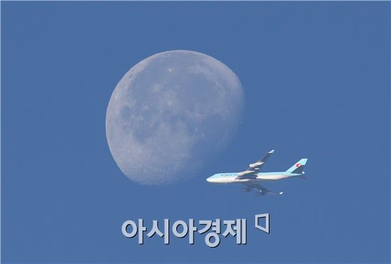 [포토]청명한 하늘의 달과 비행기