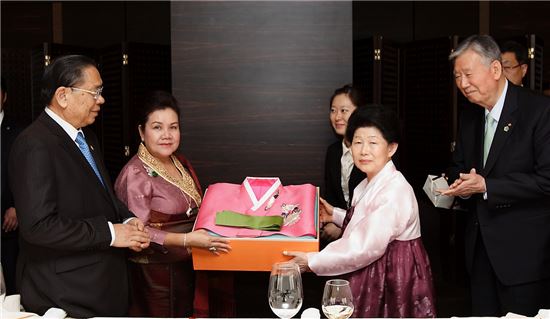 23일 이중근 부영그룹 회장 부부(오른쪽)가 한국을 방문한 추말리 사야손 라오스 대통령 부부와 오찬을 갖고 전통 한복을 선물하고 있다.