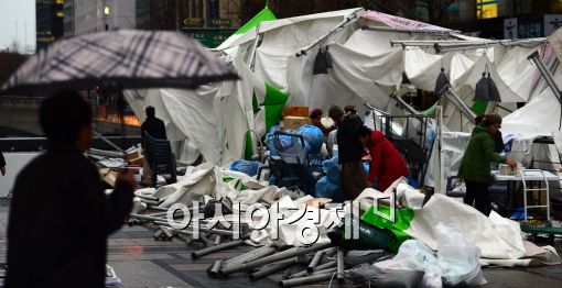 [포토]포격(?) 맞은 청계광장