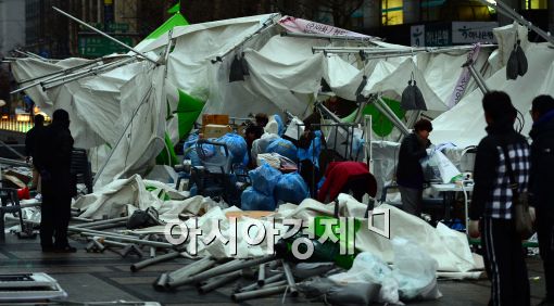 [포토]강풍에 망가진 행사 시설물들