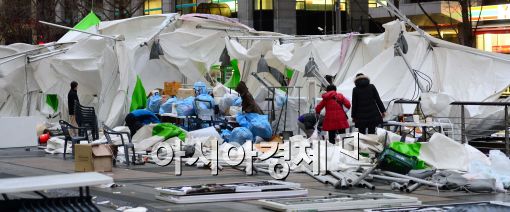 [포토]강풍에 청계광장은 아수라장