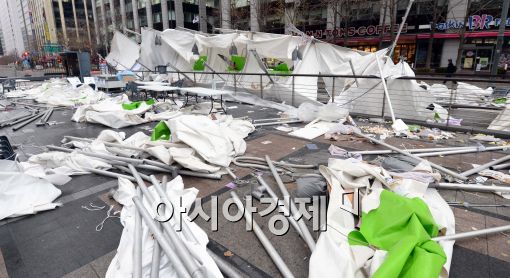 [포토]청계광장, 강풍 때문에 난장판