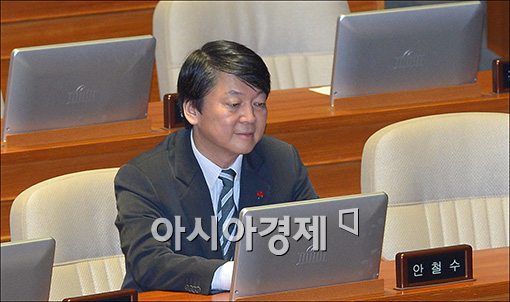 [포토]생각에 잠긴 안철수 의원