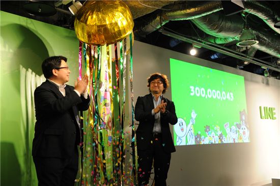 25일 모리카와 아키라 라인주식회사 대표(우측)와 마스다 준 라인 전략마케팅 이사가 라인 가입자 3억명 돌파를 축하하고 있다. 
