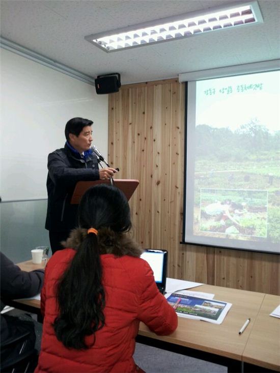 이해식 강동구청장이 친환경농산물지원센터에서 강동구 도시농업과 친환경로컬푸드에 대해 설명하고 있다.