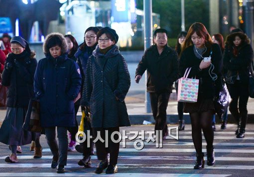 [포토]퇴근길 추위에 시민들 발동동 