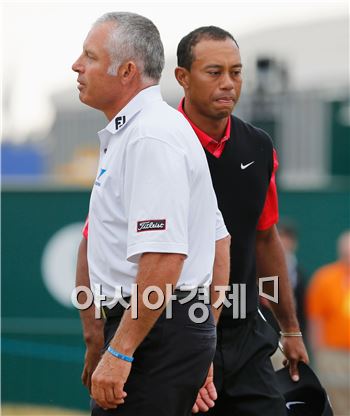  스티브 윌리엄스(왼쪽)와 타이거 우즈. 사진=Getty images/멀티비츠.