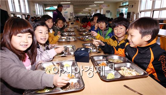 학생들이 점시시간에 함평천지한우를 먹고있다.