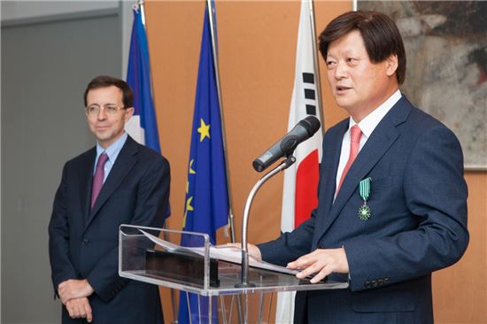 전용준 루이까또즈 회장(사진 오른쪽)이 25일 서울 주한 프랑스대사관에서 프랑스 문화예술 공로훈장 기사장을 수여받고 인사말을 하고 있다.