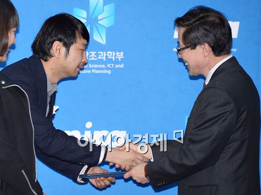 [포토]샵메일 홍보대사 위촉장 수여받는 정찬민