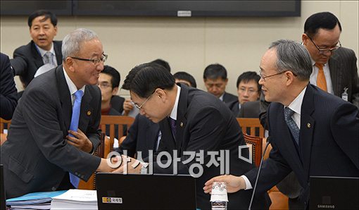 [포토]국회 기재위 참석하는 현오석 부총리