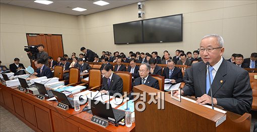 [포토]국회 기재위 참석한 현오석 부총리