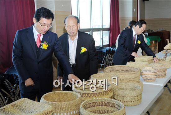 이환주 남원시장이 작품을 관람하고있다.