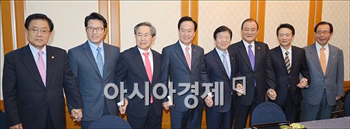 [포토]손잡은 여야 중진의원