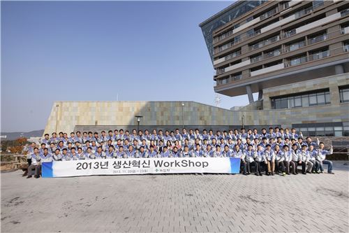 녹십자자 지난 22~23일 충남 보령의 한 리조트에서 '2013 생산혁신 워크숍'을 실시한 가운데 워크샵에 참여한 녹십자 생산부문 임직원이 기념촬영을 하고 있다.