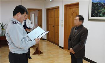 구례경찰,강력범 검거 신고 민간인에게  감사장  전달