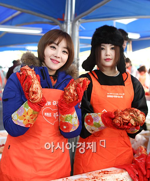 [포토]나르샤-미료, '행복나눔 김치 담그기~'