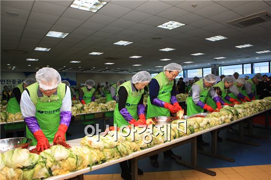 [포토]한진중공업, 이웃과 함께 하는 '사랑의 김장김치'