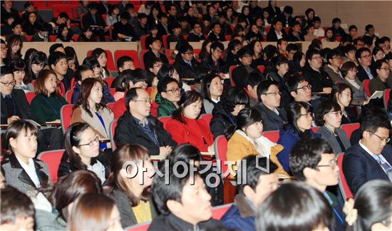 전남도는 26일 오후 도청 김대중강당에서 2013년도 제2회 지방공무원임용시험에 최종합격한 신규임용 후보자에 대한 오리엔테이션을 가졌다. 새내기 공무원들이 배용태 전남도 행정부지사의 특강을 듣고 있다. 사진제공=전남도