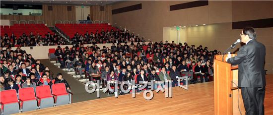 배용태 행정부지사가 26일 오후 도청 김대중강당에서 열린 ‘2013년도 제2회 지방공무원 신규임용자 오리엔테이션’에 참석, 새내기 공무원들에게 도정의 주요시책들을 소개하고 공직자로서의 자부심과 사명감을 갖고 전남의 미래를 위해 노력해 달라고 당부했다. 사진제공=전남도