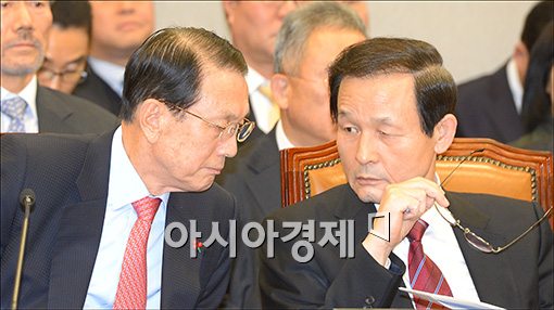 [포토]의견 나누는 김기춘·김장수